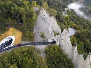 Une vue aerienne avec le tunnel a gauche et les pyramides a droite, lors de la mise en service du nouveau tunnel des pyramides d'Euseigne le samedi 14 octobre 2023 a Heremence. (KEYSTONE/Jean-Christophe Bott)