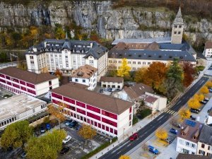 Une vue aerienne de l'Abbaye de Saint-Maurice avec au premier plan le Lycee-college de l'Abbaye de St-Maurice le mercredi 22 novembre 2023 a Saint-Maurice. (KEYSTONE/Jean-Christophe Bott)