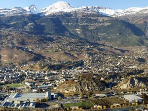 Vue panoramique de la ville de Sierre et de l'usine Novellis/Constellium, assemblée à l'aide de 6 photos numériques verticales