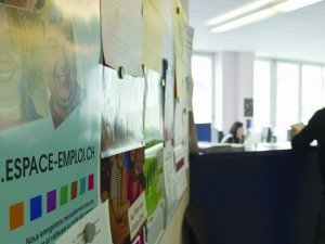 Sion, le 28.03.2011.
Conférence de presse sur l'entrée en vigueur de la nouvelle loi sur l'assurance chômage.
Plus de chômage du tout. C'est ce qui attend 10% des chômeurs valaisans vendredi. En tout, deux tiers des bénéficiaires actuels vont être touchés d'une manière ou d'une autre par la révision de la loi sur le chômage dans les prochains mois.
(Le Nouvelliste/Christian HOFMANN)