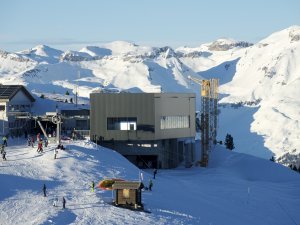 Station supérieur du Crêt du Midi La couverture a été posée et la télécabine est en fonction