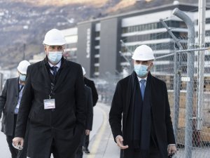 Federal coucillor Alain Berset, Swiss health minister, right, talks to Christophe Darbellay, President of the government of the canton Valais, during their visit of Swiss pharma and biotech company Lonza manufacturing the Covid-19 vaccine for US biotech company Moderna in Visp, Switzerland, on Monday, January 11, 2021. (KEYSTONE/Alessandro della Valle)