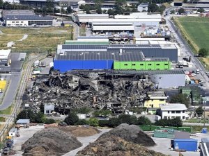 Vétroz - 9 juillet 2023 - L'incendie qui a ravagé une halle industrielle de Vétroz est éteint.
