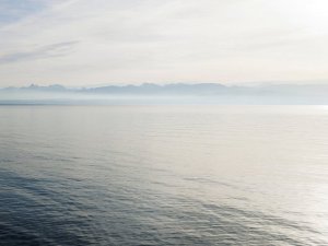 Crans, mardi 6 février 2024 Image du jour, Crans. Le Lac Léman sous la brume à la Plage de Crans © Sigfredo Haro