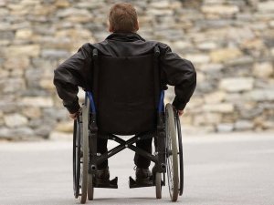 Patient dans chaise roulante. ©F.Mamin, Sion, 11.9.2003