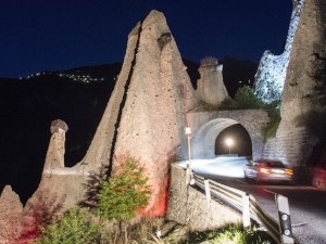 Les pyramide d'Euseigne sont illuminées jusqu'au 7 août dans le cadre du bicentenaire. Louis Dasselborne/Le Nouvelliste