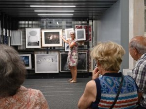 média - visite des résidents du Glarier à l’artothèque de Sion