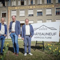 Châteauneuf, le 21 mars 2023, Lancement de l’année des 100ans de l’école d’agriculture de Châteauneuf ,de g a dr Gérald Dayer Chef du Service de l’agriculture , Christophe Darbellay Chef du Département de l’économie et de la formation, Raphaël Gaillard Directeur de l’Ecole d’agriculture du Valais Conférence de presse 100 ans de l’Ecole d’agriculture du Valais L’Ecole d’agriculture du Valais (EAV) a accueilli ses premiers élèves à la fin du 19e siècle à Ecône. En 1923, elle prenait ses quartiers officiels à Châteauneuf, dans le bâtiment emblématique de l’avenue Maurice Troillet. En dix décennies, l’EAV aura accueilli et formé plusieurs milliers d’agricultrices et d’agriculteurs et connu cinq directeurs. © Sedrik Nemeth
