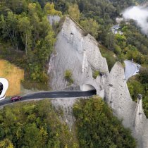 Une vue aerienne avec le tunnel a gauche et les pyramides a droite, lors de la mise en service du nouveau tunnel des pyramides d'Euseigne le samedi 14 octobre 2023 a Heremence. (KEYSTONE/Jean-Christophe Bott)