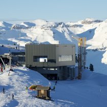 Station supérieur du Crêt du Midi La couverture a été posée et la télécabine est en fonction