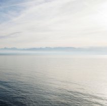 Crans, mardi 6 février 2024 Image du jour, Crans. Le Lac Léman sous la brume à la Plage de Crans © Sigfredo Haro