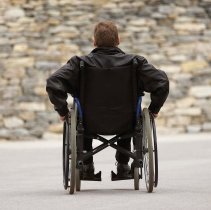 Patient dans chaise roulante. ©F.Mamin, Sion, 11.9.2003
